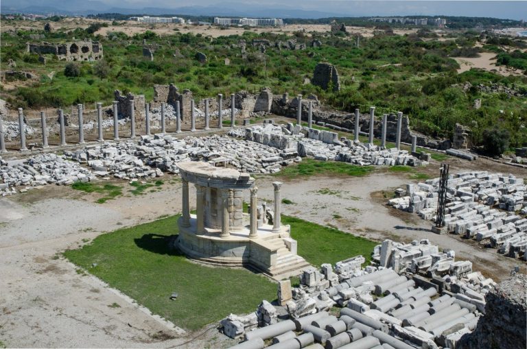 Side Ancient City: A Greek and Roman Port City in Türkiye