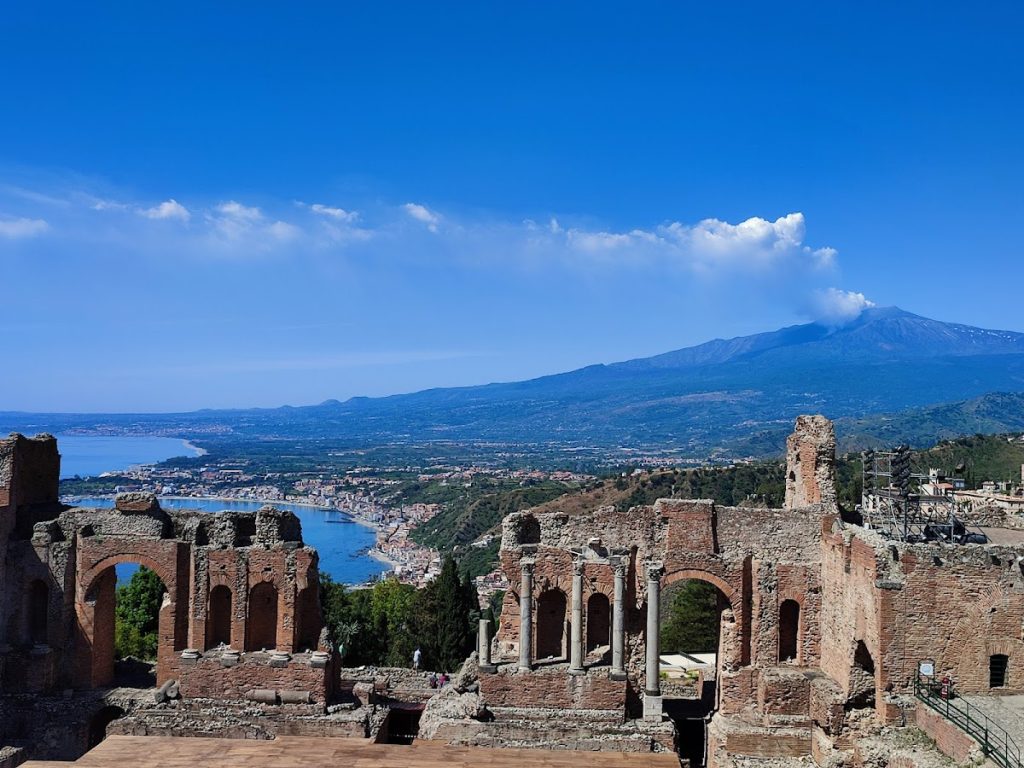 Teatro Antico di Taormina: An Ancient Greek and Roman Theatre in Italy 1 Teatro Antico di Taormina
