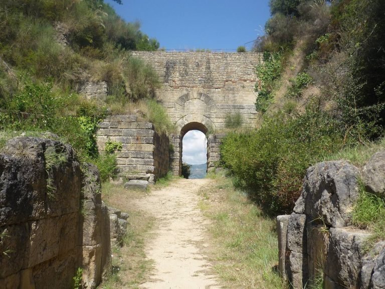 Velia: An Ancient Greek Polis and Roman Municipium in Italy