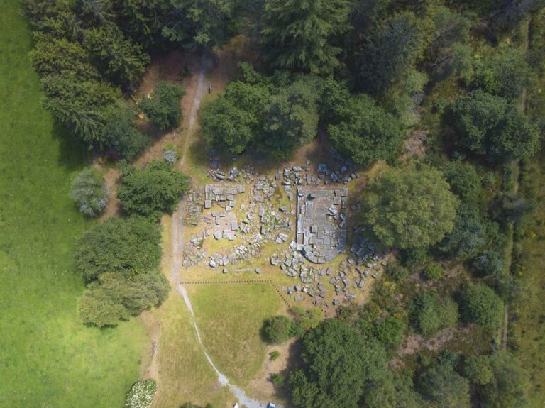 Site gallo-romain des Cars: A Gallo-Roman Rural Villa and Funerary Complex in Central France