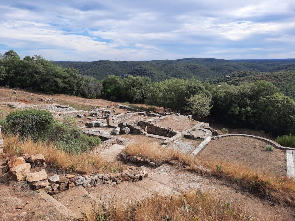 Saint-Vincent Oppidum: A Gallic and Roman Hilltop Settlement in France 1 Saint-Vincent Oppidum