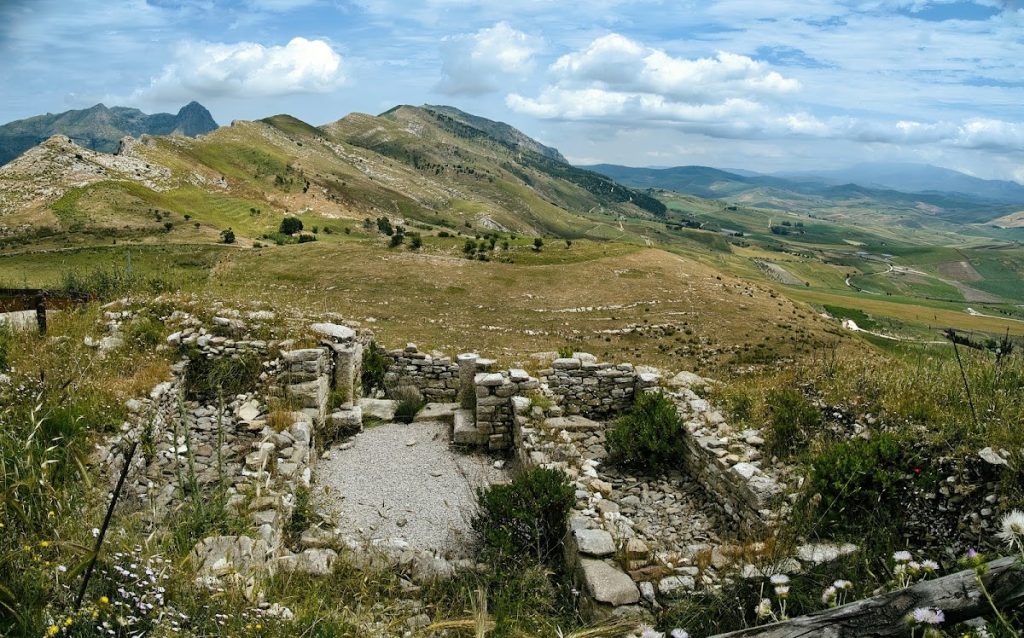 Monte Iato: An Ancient Sicilian Settlement and Archaeological Park 5 Monte Iato