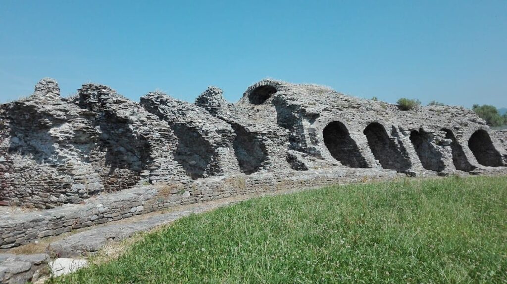 Roman Amphitheatre of Luni: An Arena of the Roman Colony Luna 2 Roman Amphitheatre of Luni