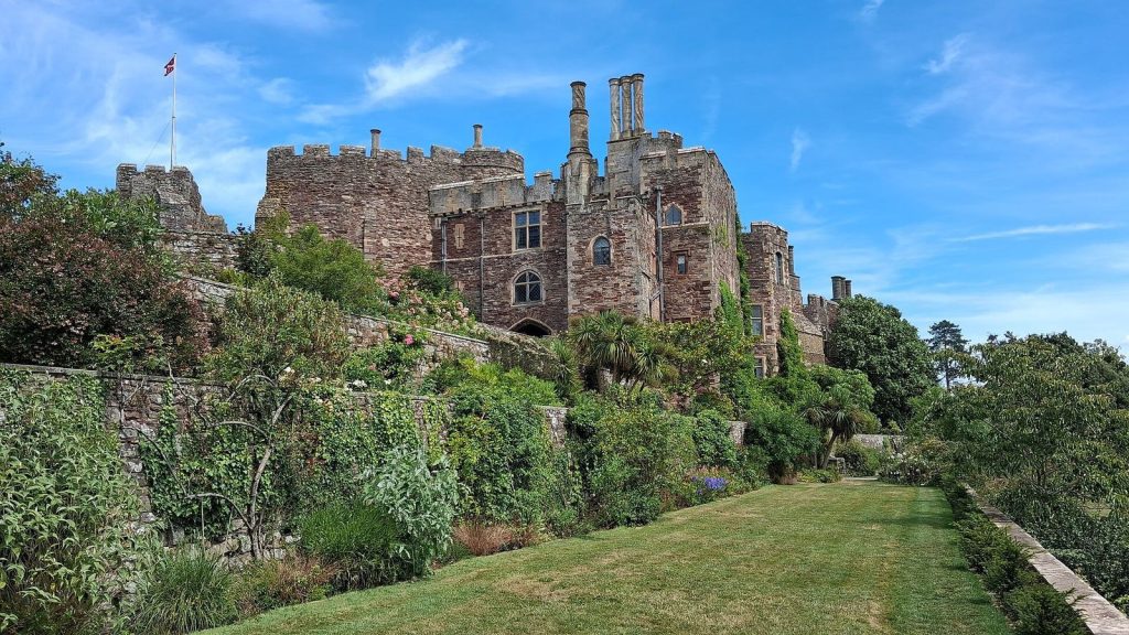 Berkeley Castle: A Norman Fortress and Berkeley Family Seat 2 Berkeley Castle