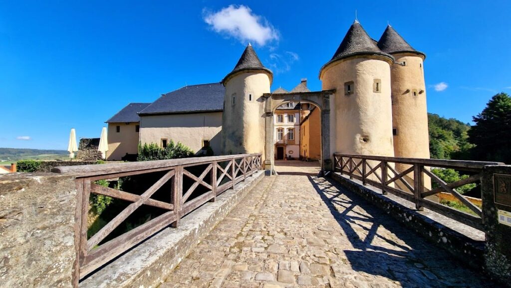 Bourglinster Castle: A Medieval Fortified Residence in Luxembourg 1 Bourglinster Castle