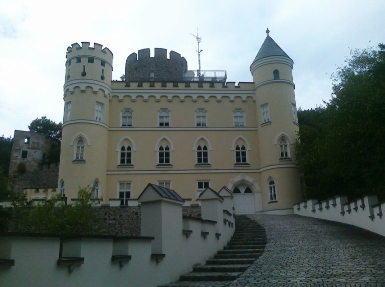 Burg Hartenstein: A Medieval Hilltop Castle in Austria