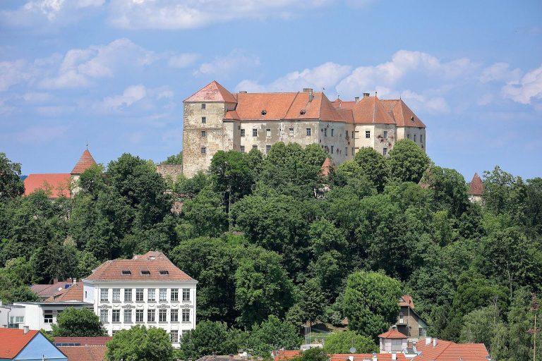 Burg Neulengbach: A Medieval Hill Castle and Renaissance Palace in Austria