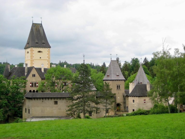 Burg Ottenstein: A Medieval Hilltop Castle in Austria
