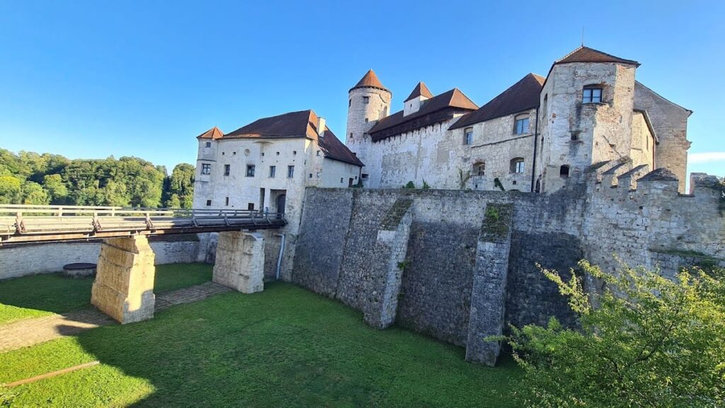 Burghausen Castle: A Medieval Ducal Residence and Fortress in Germany 1 Burghausen Castle