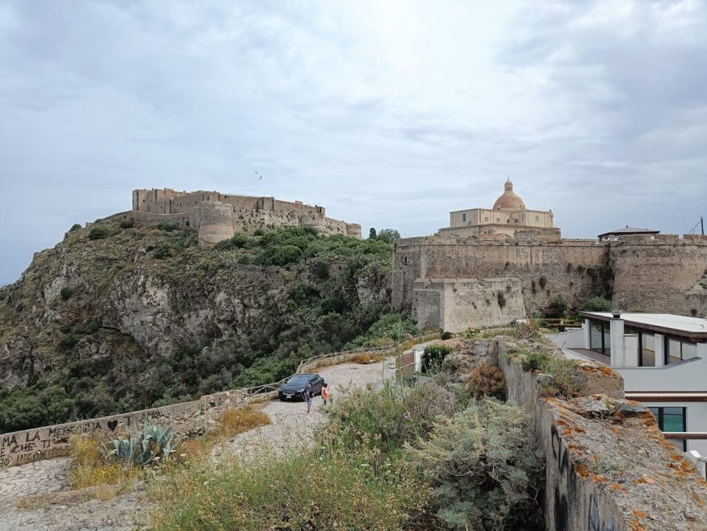 Castello di Milazzo: A Multiperiod Fortified Citadel in Sicily 1 Castello di Milazzo