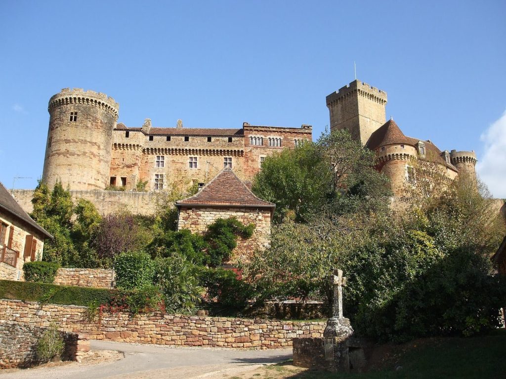 Castle of Castelnau-Bretenoux: A Medieval Fortress and Noble Residence in France 1 Castle of Castelnau-Bretenoux