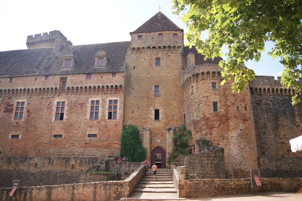 Castle of Castelnau-Bretenoux: A Medieval Fortress and Noble Residence in France 2 Castle of Castelnau-Bretenoux
