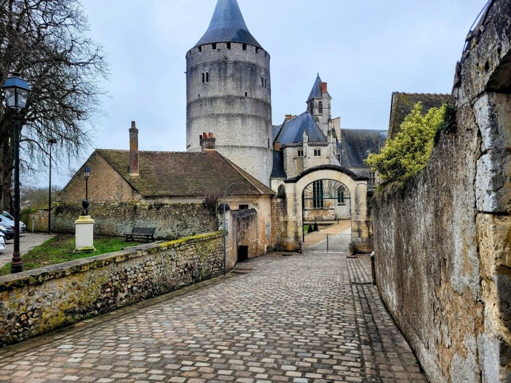 Castle of Châteaudun: Medieval Fortress and Aristocratic Residence 2 Castle of Chateaudun