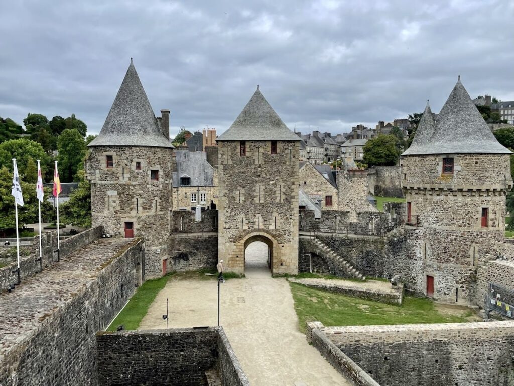 Castle of Fougères: A Medieval Fortress of the Marches of Brittany 1 Castle of Fougeres