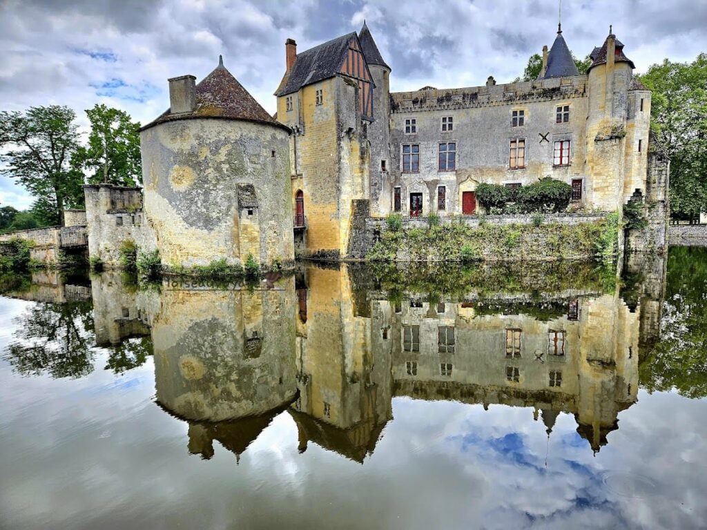 Castle of La Brède: A Gothic Feudal Castle in France 2 Castle of la Brede