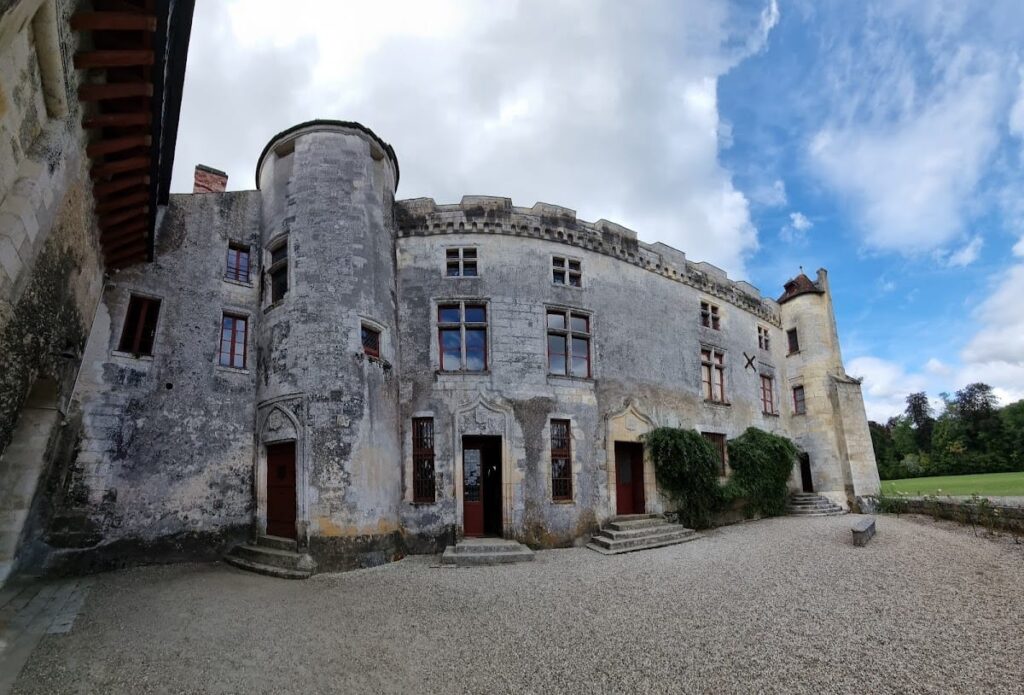 Castle of La Brède: A Gothic Feudal Castle in France 4 Castle of la Brede