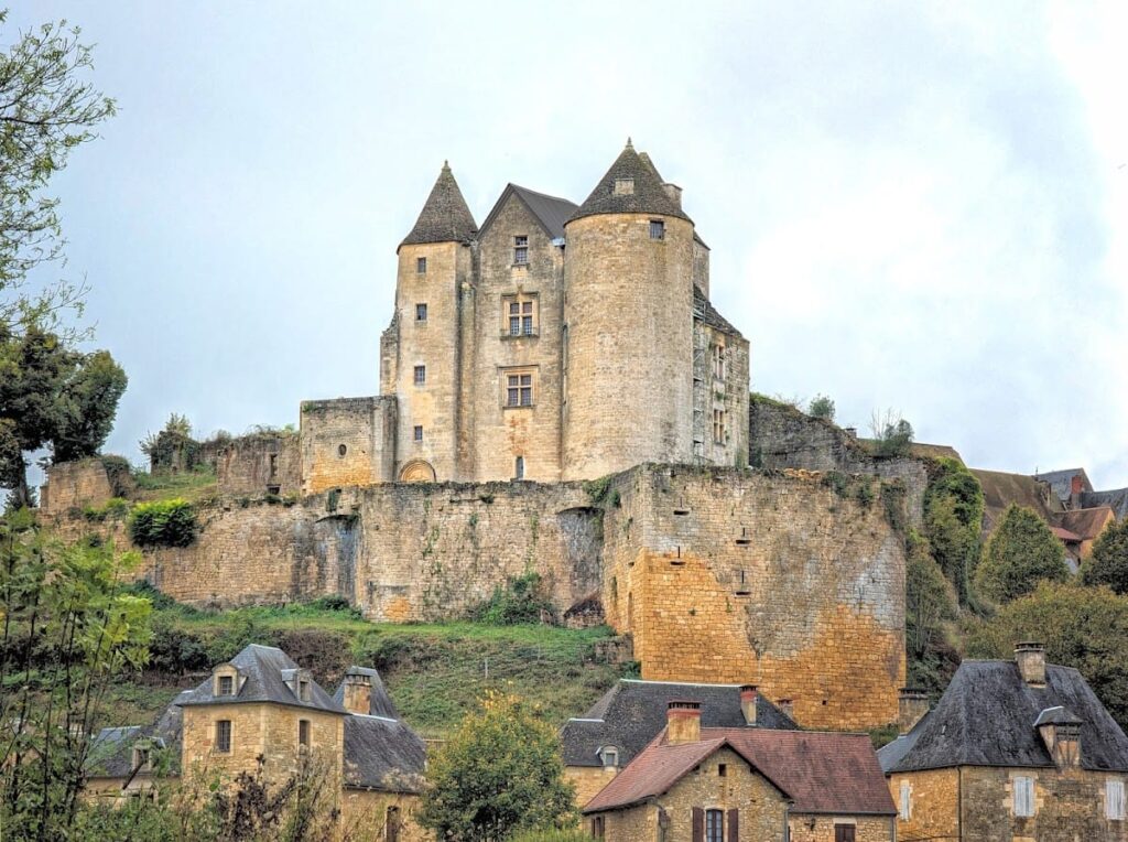 Castle of Salignac: A Medieval and Renaissance Family Fortress in France 1 Castle of Salignac