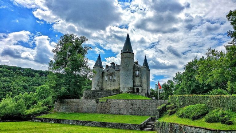 Castle of Veves: A Medieval Fortified Castle in Belgium