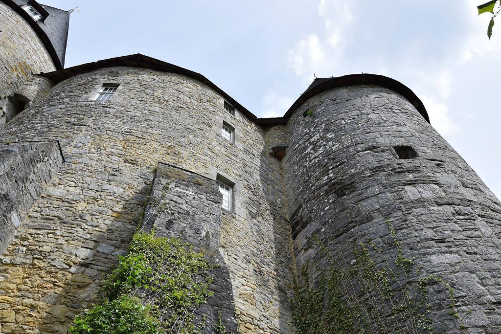 Castle of Veves: A Medieval Fortified Castle in Belgium 3 Castle of Veves