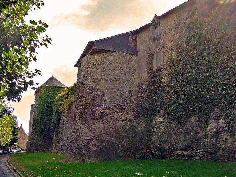 Castle of Vitré: A Medieval Fortified Enclosure in France