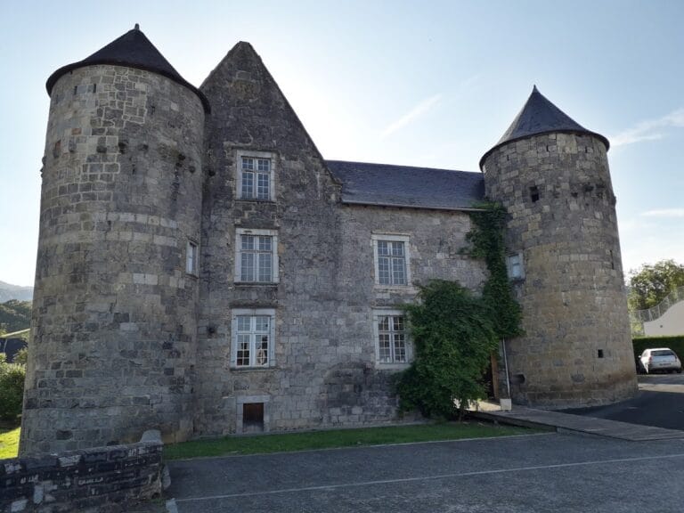 Castle Ruthie: A Historic Medieval Castle in Aussurucq, France