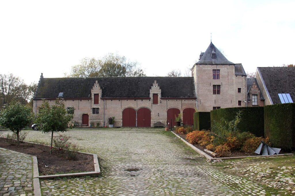 Cleydael Castle: A Historic Water Castle in Aartselaar, Belgium 9 Cleydael Castle