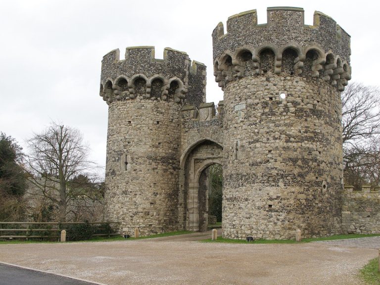 Cooling Castle: A Fourteenth-Century Gunpowder Defence in England