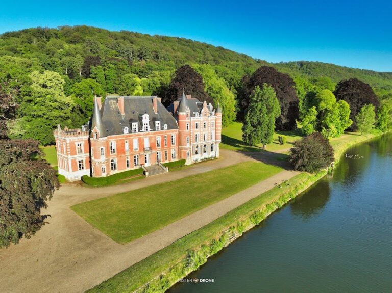 Dave Castle: A Historic Medieval Estate in Namur, Belgium