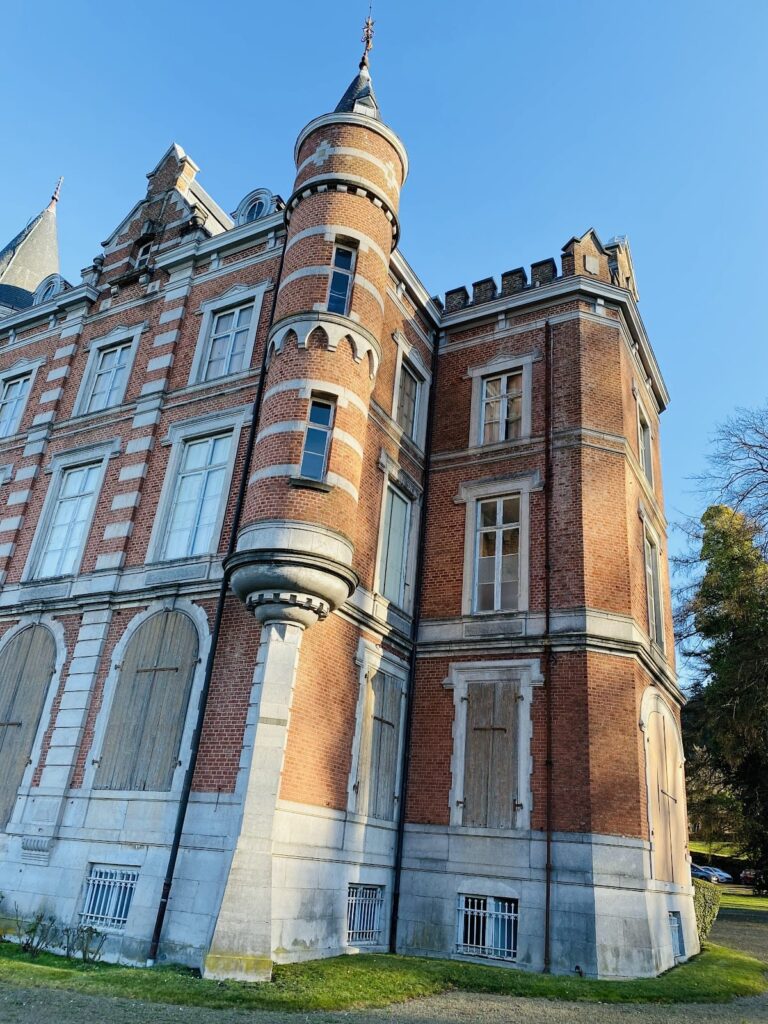 Dave Castle: A Medieval Stronghold and Aristocratic Estate in Belgium