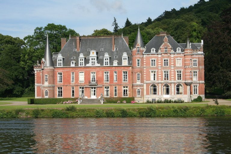 Dave Castle: A Medieval Stronghold and Aristocratic Estate in Belgium