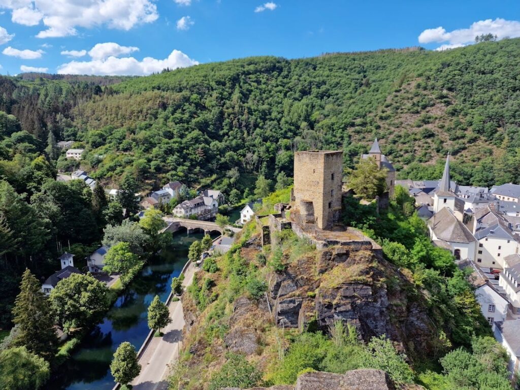 Esch-sur-Sûre Castle: A Medieval Fortified Complex in Luxembourg 1 Esch-sur-Sure Castle
