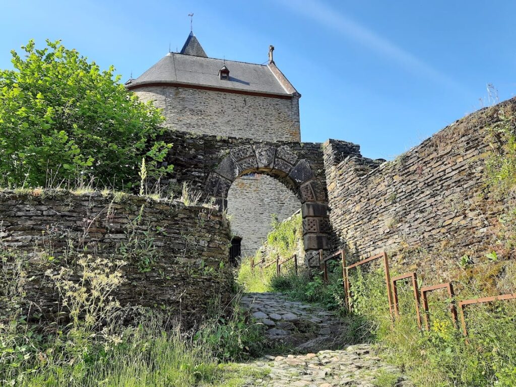 Esch-sur-Sûre Castle: A Medieval Fortified Complex in Luxembourg 5 Esch-sur-Sure Castle