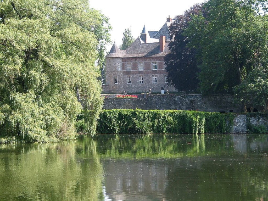 Fosteau Castle: A Medieval Fortified Residence in Belgium 1 Fosteau Castle