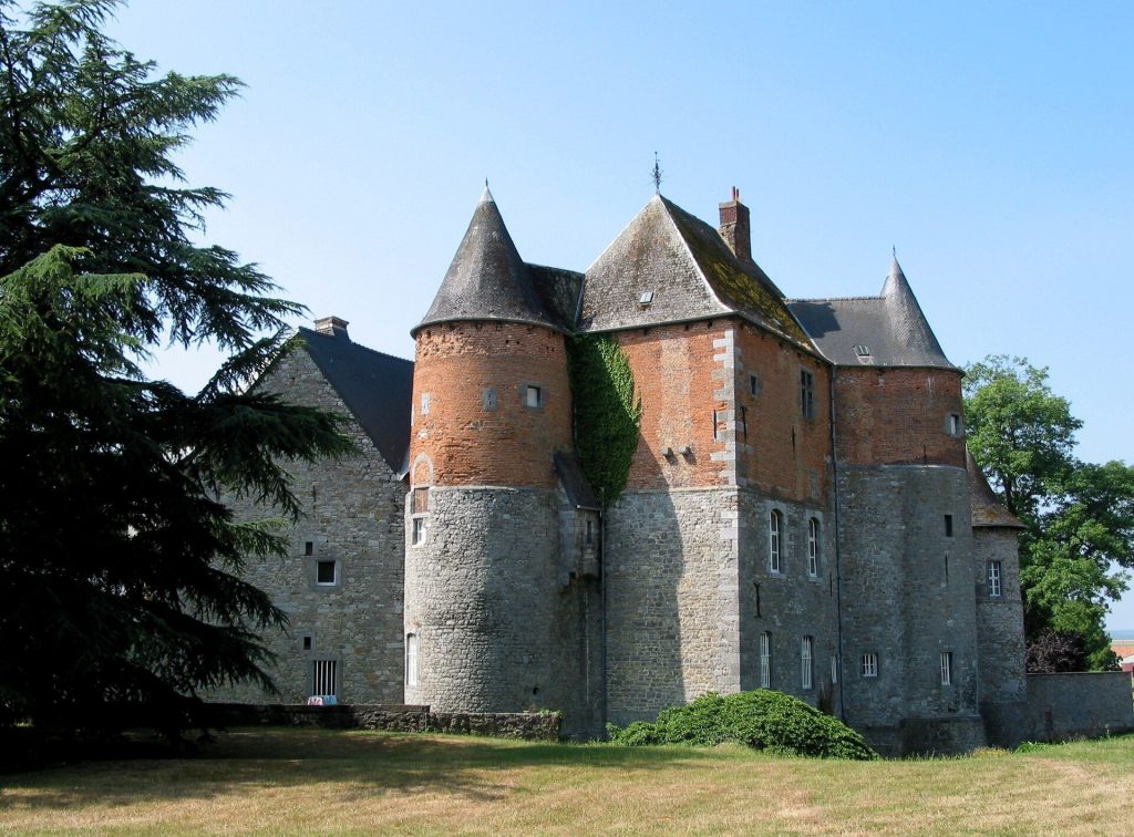 Fosteau Castle: A Medieval Fortified Residence in Belgium 2 Fosteau Castle