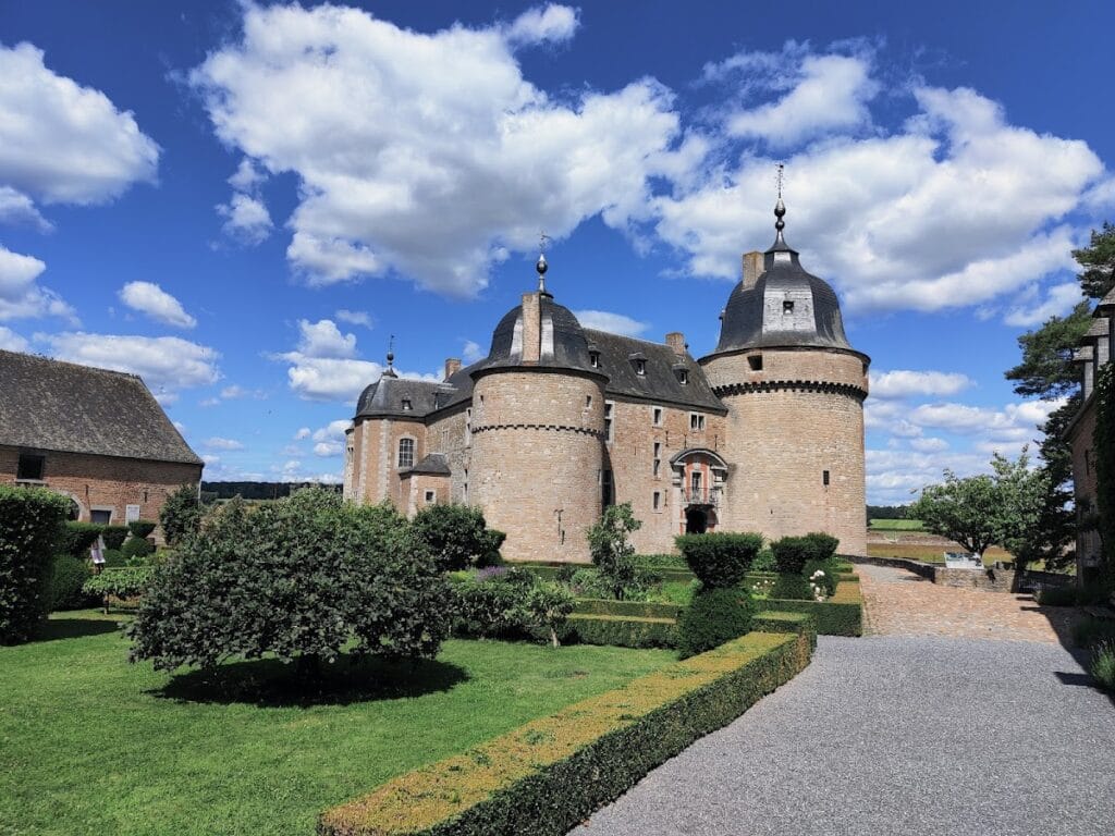 Lavaux-Sainte-Anne Castle