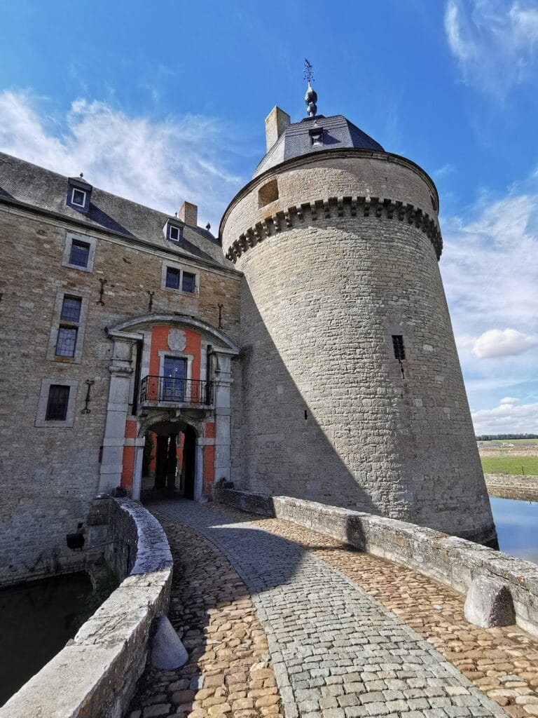 Lavaux-Sainte-Anne Castle