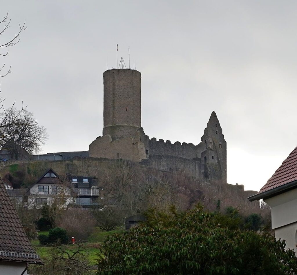 Münzenberg Castle: A Staufer-Period Hilltop Fortress in Germany 3 Munzenberg Castle