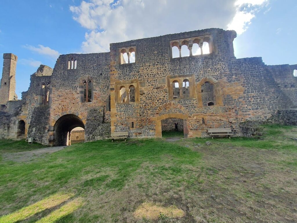 Münzenberg Castle: A Staufer-Period Hilltop Fortress in Germany 5 Munzenberg Castle