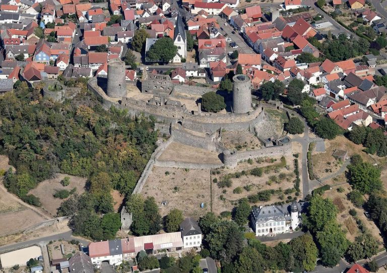 Münzenberg Castle: A Staufer-Period Hilltop Fortress in Germany