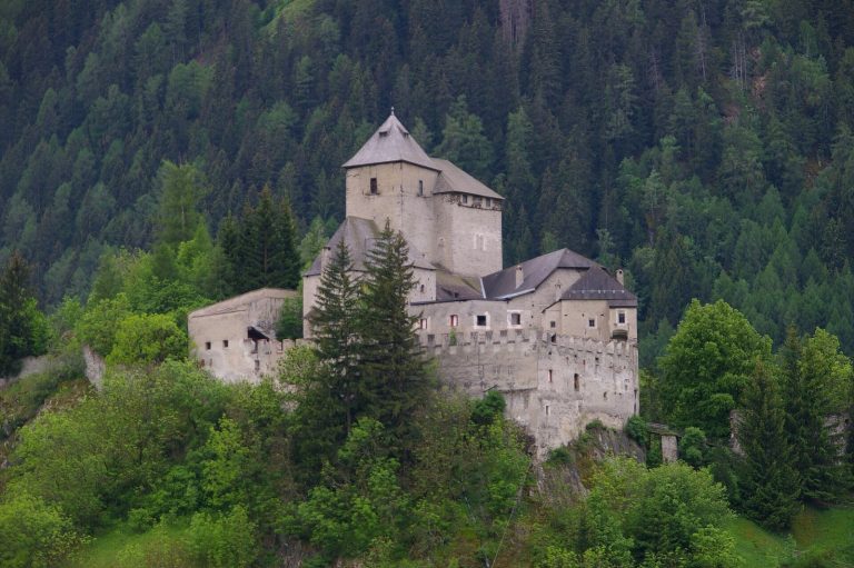 Reifenstein Castle: A Medieval Fortress and Palace in Italy