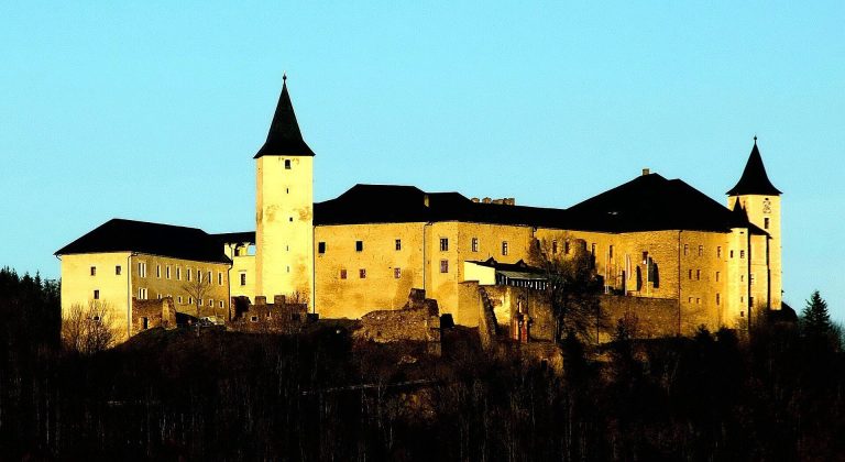 Schloss Strassburg: Episcopal Fortress and Residence in Austria