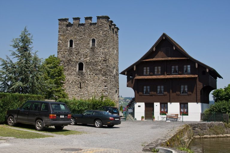 Schnitzturm: A Medieval Lakeshore Defensive Tower in Switzerland