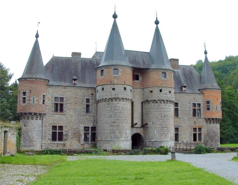 Spontin Castle: A Medieval Fortified Residence in Belgium