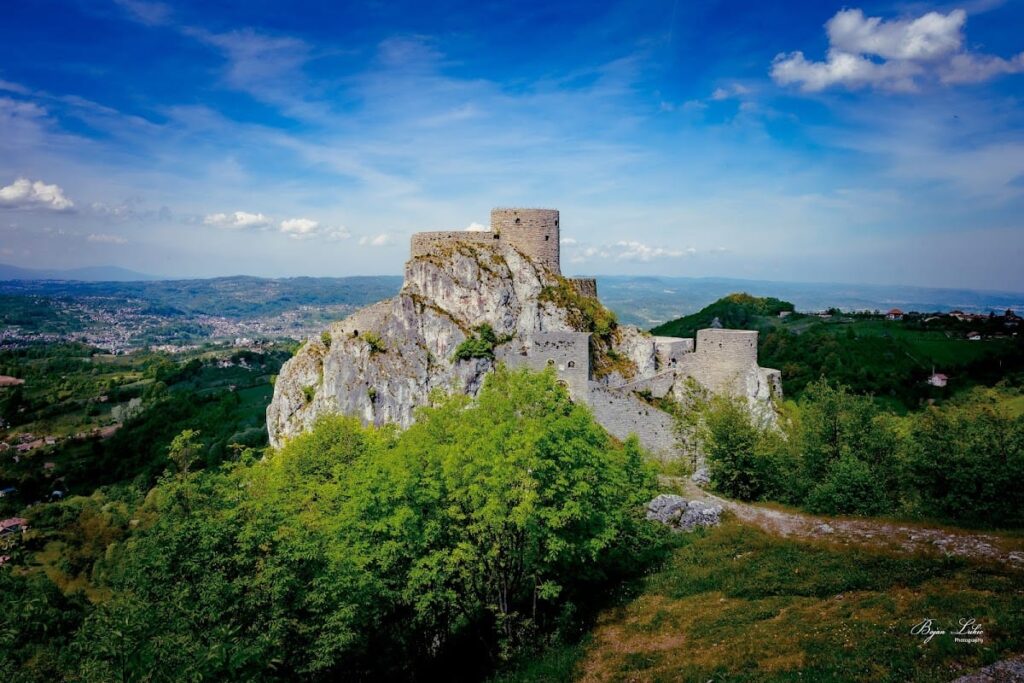 Srebrenik Fortress: A Medieval Stronghold in Bosnia and Herzegovina 1 Srebrenik Fortress