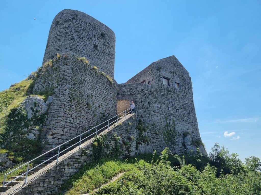 Srebrenik Fortress: A Medieval Stronghold in Bosnia and Herzegovina 2 Srebrenik Fortress