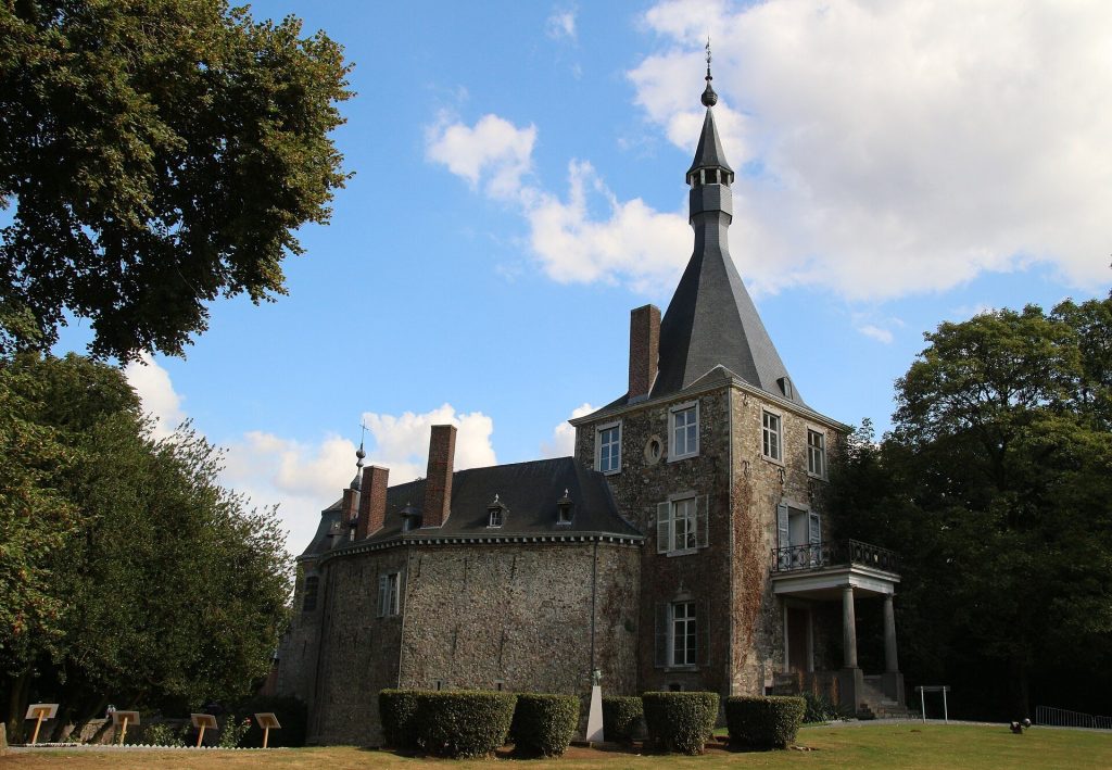 Waroux Castle: A Circular Medieval Castle in Belgium 1 Waroux Castle