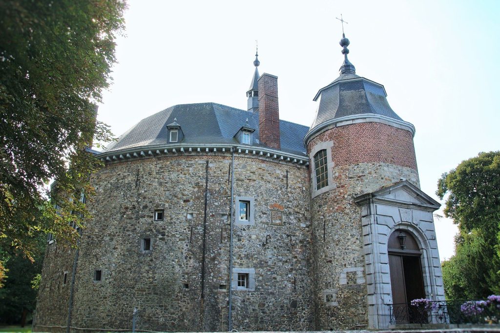 Waroux Castle: A Circular Medieval Castle in Belgium 2 Waroux Castle