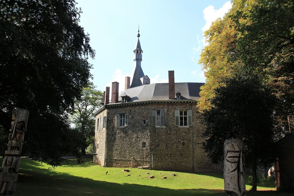 Waroux Castle: A Circular Medieval Castle in Belgium 3 Waroux Castle