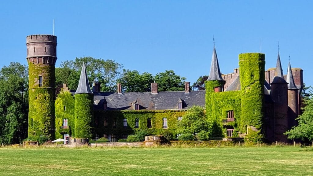 Wijnendale Castle: A Historic Water Castle in Belgium 7 Wijnendale Castle