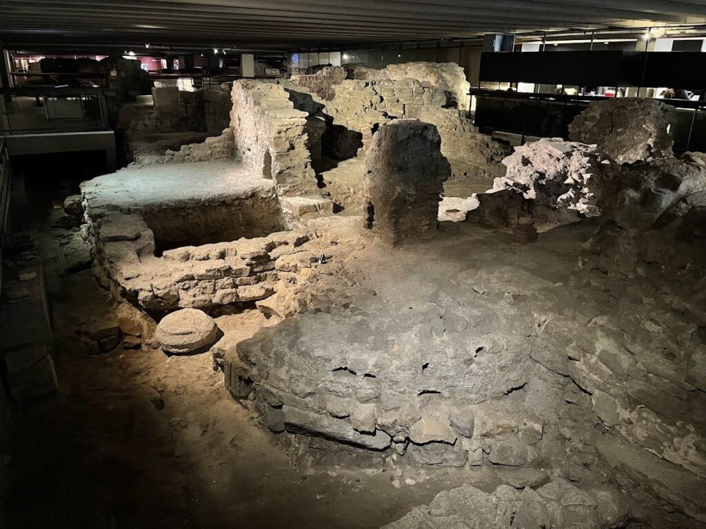 The Archaeological Crypt of the Île de la Cité: Museum of Parisian Archaeology 2 The Archeological Crypt of the Île de la Cité